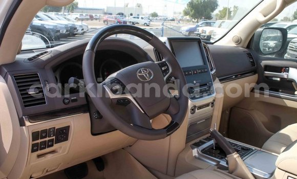 Acheter Import Voiture Toyota Land Cruiser Blanc à Import - Dubai, Ouganda Acheter Import Voiture Toyota Land Cruiser Blanc à Import - Dubai, Ouganda