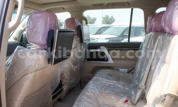 Acheter Import Voiture Toyota Land Cruiser Blanc à Import - Dubai, Ouganda Acheter Import Voiture Toyota Land Cruiser Blanc à Import - Dubai, Ouganda