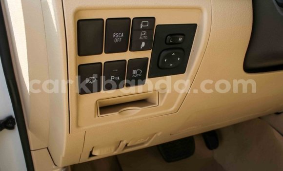 Acheter Import Voiture Toyota Land Cruiser Blanc à Import - Dubai, Ouganda Acheter Import Voiture Toyota Land Cruiser Blanc à Import - Dubai, Ouganda
