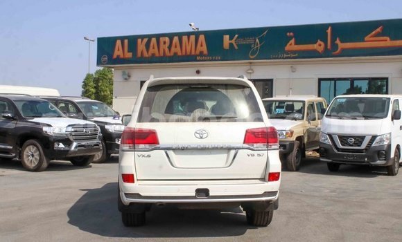 Acheter Import Voiture Toyota Land Cruiser Blanc à Import - Dubai, Ouganda Acheter Import Voiture Toyota Land Cruiser Blanc à Import - Dubai, Ouganda