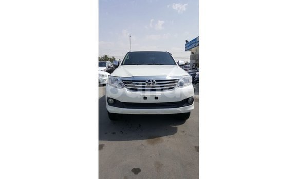 Acheter Import Voiture Toyota Fortuner Blanc à Import - Dubai, Ouganda Acheter Import Voiture Toyota Fortuner Blanc à Import - Dubai, Ouganda