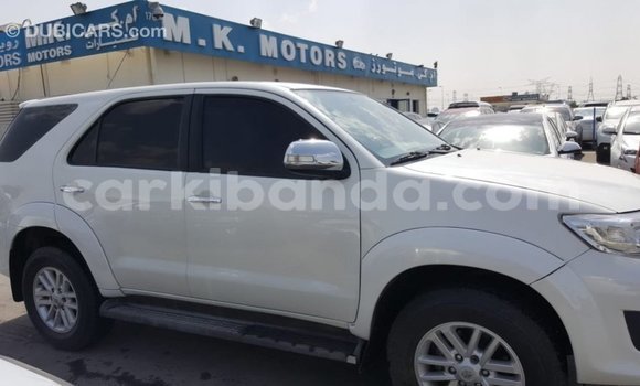 Acheter Import Voiture Toyota Fortuner Blanc à Import - Dubai, Ouganda Acheter Import Voiture Toyota Fortuner Blanc à Import - Dubai, Ouganda