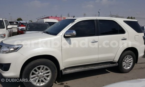 Acheter Import Voiture Toyota Fortuner Blanc à Import - Dubai, Ouganda Acheter Import Voiture Toyota Fortuner Blanc à Import - Dubai, Ouganda