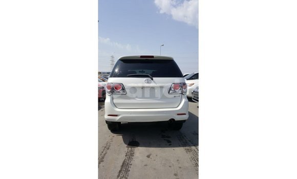 Acheter Import Voiture Toyota Fortuner Blanc à Import - Dubai, Ouganda Acheter Import Voiture Toyota Fortuner Blanc à Import - Dubai, Ouganda
