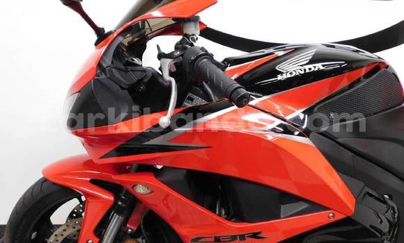 Gura Yakoze Honda CBR 1000 RR Red Bike i Kampala mu Uganda Gura Yakoze Honda CBR 1000 RR Red Bike i Kampala mu Uganda