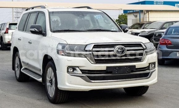 Nunua Imported Toyota Land Cruiser Nyeupe Gari ndani ya Import - Dubai nchini Uganda Nunua Imported Toyota Land Cruiser Nyeupe Gari ndani ya Import - Dubai nchini Uganda