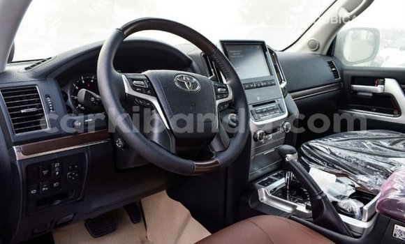 Nunua Imported Toyota Land Cruiser Nyeupe Gari ndani ya Import - Dubai nchini Uganda Nunua Imported Toyota Land Cruiser Nyeupe Gari ndani ya Import - Dubai nchini Uganda