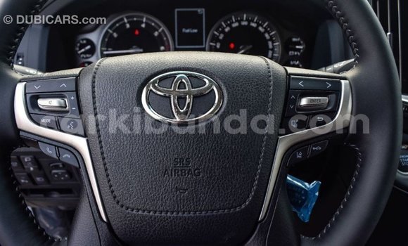 Nunua Imported Toyota Land Cruiser Nyeupe Gari ndani ya Import - Dubai nchini Uganda Nunua Imported Toyota Land Cruiser Nyeupe Gari ndani ya Import - Dubai nchini Uganda