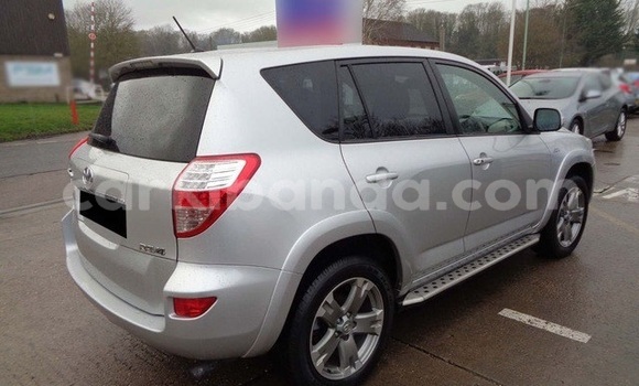 Gura Yakoze Toyota RAV4 Silver Imodoka i Kampala mu Uganda Gura Yakoze Toyota RAV4 Silver Imodoka i Kampala mu Uganda