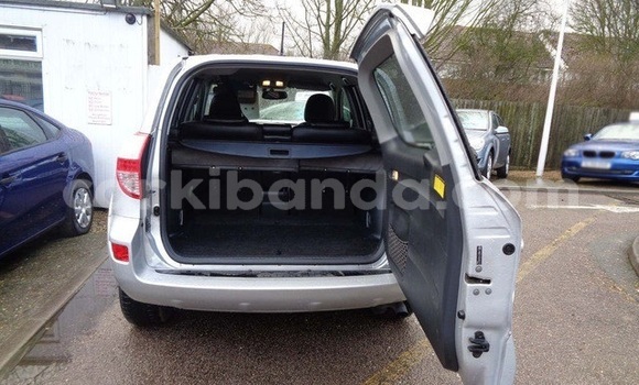 Gura Yakoze Toyota RAV4 Silver Imodoka i Kampala mu Uganda Gura Yakoze Toyota RAV4 Silver Imodoka i Kampala mu Uganda