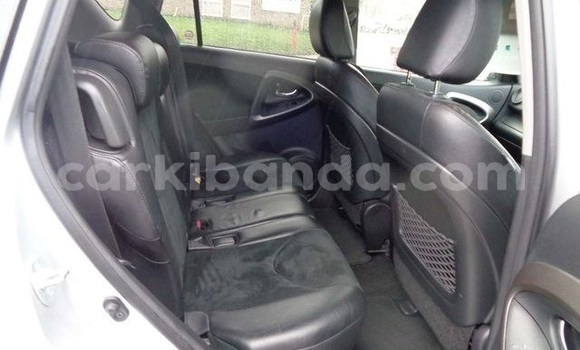 Gura Yakoze Toyota RAV4 Silver Imodoka i Kampala mu Uganda Gura Yakoze Toyota RAV4 Silver Imodoka i Kampala mu Uganda