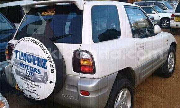 Nunua Ilio tumika Toyota RAV4 Nyeupe Gari ndani ya Kampala nchini Uganda Nunua Ilio tumika Toyota RAV4 Nyeupe Gari ndani ya Kampala nchini Uganda