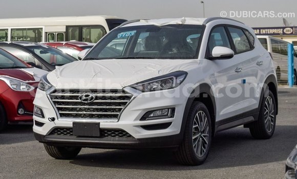 Gura Imported Hyundai Tucson White Imodoka i Import - Dubai mu Uganda Gura Imported Hyundai Tucson White Imodoka i Import - Dubai mu Uganda