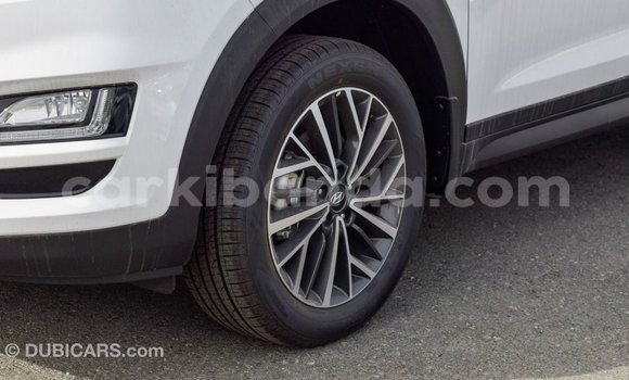 Gura Imported Hyundai Tucson White Imodoka i Import - Dubai mu Uganda Gura Imported Hyundai Tucson White Imodoka i Import - Dubai mu Uganda