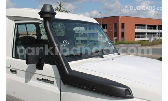 Gura Imported Toyota Land Cruiser White Imodoka i Import - Dubai mu Uganda Gura Imported Toyota Land Cruiser White Imodoka i Import - Dubai mu Uganda