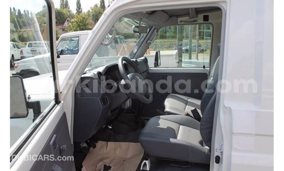Gura Imported Toyota Land Cruiser White Imodoka i Import - Dubai mu Uganda Gura Imported Toyota Land Cruiser White Imodoka i Import - Dubai mu Uganda