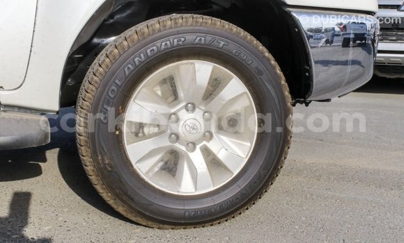 Acheter Import Voiture Toyota Hilux Blanc à Import - Dubai, Ouganda Acheter Import Voiture Toyota Hilux Blanc à Import - Dubai, Ouganda
