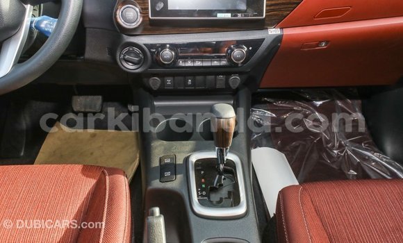 Acheter Import Voiture Toyota Hilux Blanc à Import - Dubai, Ouganda Acheter Import Voiture Toyota Hilux Blanc à Import - Dubai, Ouganda