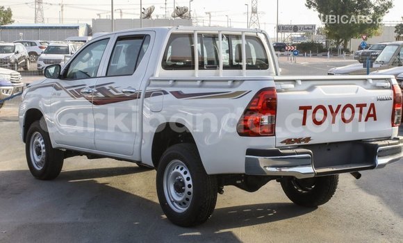 Acheter Import Voiture Toyota Hilux Blanc à Import - Dubai, Ouganda Acheter Import Voiture Toyota Hilux Blanc à Import - Dubai, Ouganda