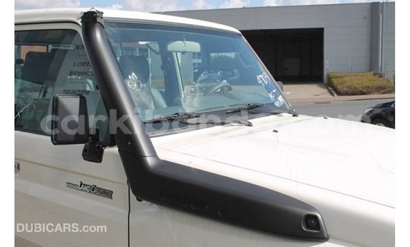 Acheter Import Voiture Toyota Land Cruiser Blanc à Import - Dubai, Ouganda Acheter Import Voiture Toyota Land Cruiser Blanc à Import - Dubai, Ouganda