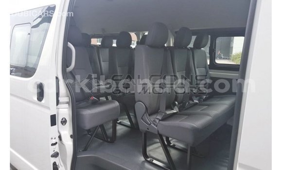 Acheter Import Voiture Toyota Hiace Blanc à Import - Dubai, Ouganda Acheter Import Voiture Toyota Hiace Blanc à Import - Dubai, Ouganda
