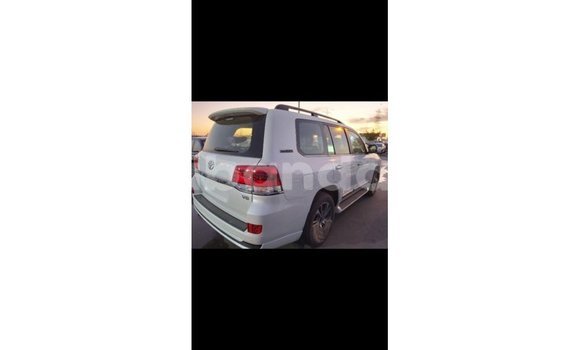 Acheter Import Voiture Toyota Land Cruiser Blanc à Import - Dubai, Ouganda Acheter Import Voiture Toyota Land Cruiser Blanc à Import - Dubai, Ouganda