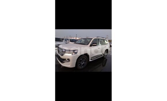 Acheter Import Voiture Toyota Land Cruiser Blanc à Import - Dubai, Ouganda Acheter Import Voiture Toyota Land Cruiser Blanc à Import - Dubai, Ouganda