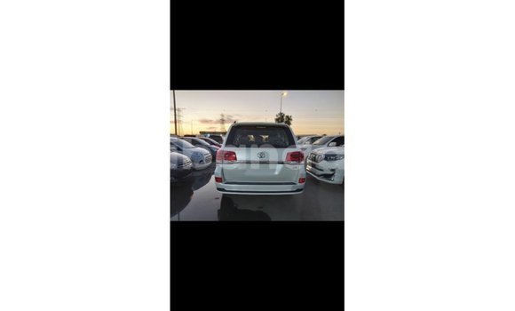 Acheter Import Voiture Toyota Land Cruiser Blanc à Import - Dubai, Ouganda Acheter Import Voiture Toyota Land Cruiser Blanc à Import - Dubai, Ouganda