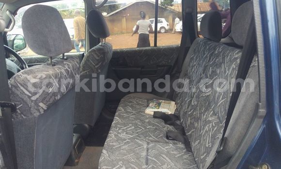 Nunua Ilio tumika Mitsubishi Pajero Bluu Gari ndani ya Kampala nchini Uganda Nunua Ilio tumika Mitsubishi Pajero Bluu Gari ndani ya Kampala nchini Uganda