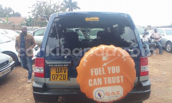Nunua Ilio tumika Mitsubishi Pajero Bluu Gari ndani ya Kampala nchini Uganda Nunua Ilio tumika Mitsubishi Pajero Bluu Gari ndani ya Kampala nchini Uganda