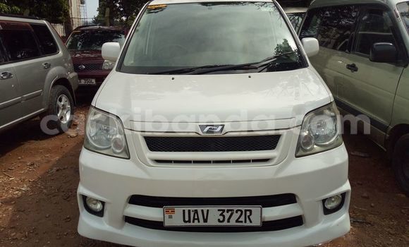 Nunua Ilio tumika Toyota Noah Nyeupe Gari ndani ya Kampala nchini Uganda Nunua Ilio tumika Toyota Noah Nyeupe Gari ndani ya Kampala nchini Uganda