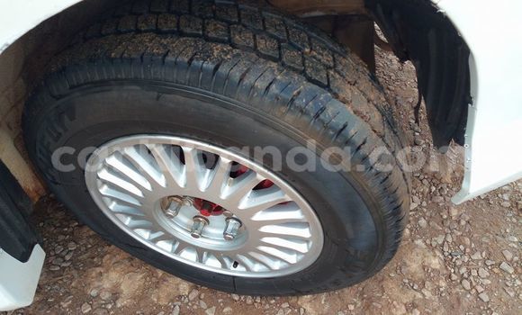 Nunua Ilio tumika Toyota Noah Nyeupe Gari ndani ya Kampala nchini Uganda Nunua Ilio tumika Toyota Noah Nyeupe Gari ndani ya Kampala nchini Uganda