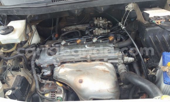 Nunua Ilio tumika Toyota Noah Nyeupe Gari ndani ya Kampala nchini Uganda Nunua Ilio tumika Toyota Noah Nyeupe Gari ndani ya Kampala nchini Uganda