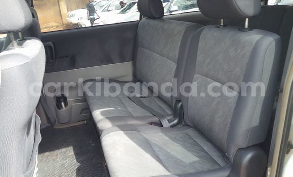 Nunua Ilio tumika Toyota Noah Nyeupe Gari ndani ya Kampala nchini Uganda Nunua Ilio tumika Toyota Noah Nyeupe Gari ndani ya Kampala nchini Uganda
