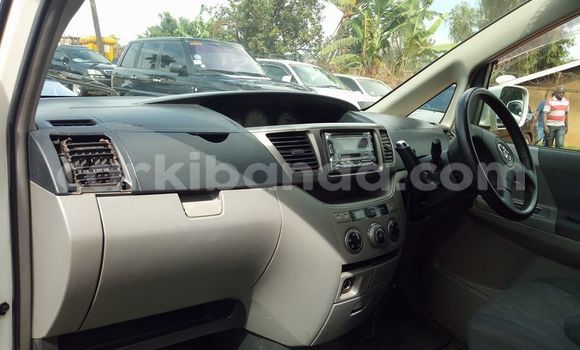 Nunua Ilio tumika Toyota Noah Nyeupe Gari ndani ya Kampala nchini Uganda Nunua Ilio tumika Toyota Noah Nyeupe Gari ndani ya Kampala nchini Uganda