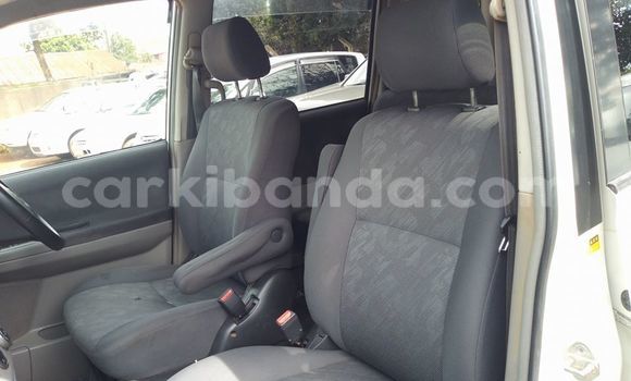 Nunua Ilio tumika Toyota Noah Nyeupe Gari ndani ya Kampala nchini Uganda Nunua Ilio tumika Toyota Noah Nyeupe Gari ndani ya Kampala nchini Uganda