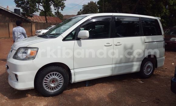 Nunua Ilio tumika Toyota Noah Nyeupe Gari ndani ya Kampala nchini Uganda Nunua Ilio tumika Toyota Noah Nyeupe Gari ndani ya Kampala nchini Uganda