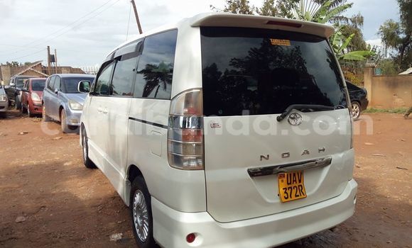 Nunua Ilio tumika Toyota Noah Nyeupe Gari ndani ya Kampala nchini Uganda Nunua Ilio tumika Toyota Noah Nyeupe Gari ndani ya Kampala nchini Uganda