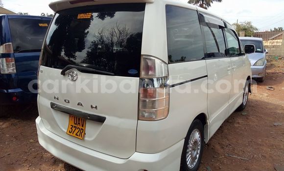 Nunua Ilio tumika Toyota Noah Nyeupe Gari ndani ya Kampala nchini Uganda Nunua Ilio tumika Toyota Noah Nyeupe Gari ndani ya Kampala nchini Uganda