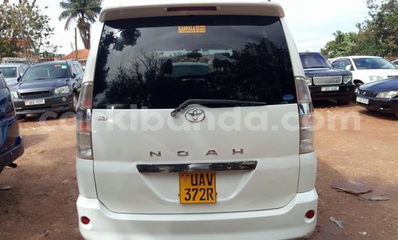 Nunua Ilio tumika Toyota Noah Nyeupe Gari ndani ya Kampala nchini Uganda Nunua Ilio tumika Toyota Noah Nyeupe Gari ndani ya Kampala nchini Uganda
