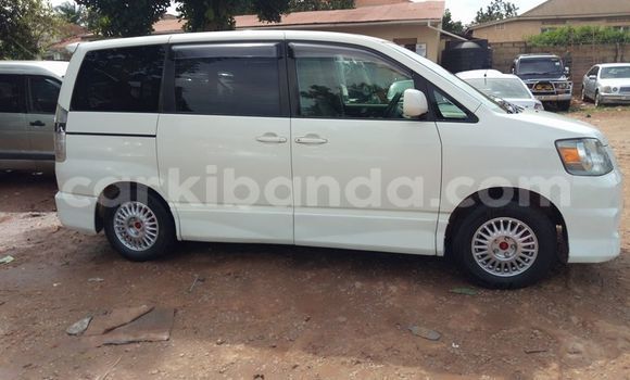 Nunua Ilio tumika Toyota Noah Nyeupe Gari ndani ya Kampala nchini Uganda Nunua Ilio tumika Toyota Noah Nyeupe Gari ndani ya Kampala nchini Uganda