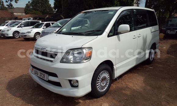 Nunua Ilio tumika Toyota Noah Nyeupe Gari ndani ya Kampala nchini Uganda Nunua Ilio tumika Toyota Noah Nyeupe Gari ndani ya Kampala nchini Uganda