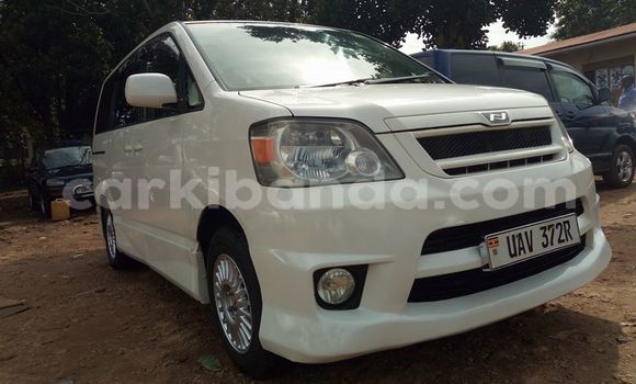 Nunua Ilio tumika Toyota Noah Nyeupe Gari ndani ya Kampala nchini Uganda Nunua Ilio tumika Toyota Noah Nyeupe Gari ndani ya Kampala nchini Uganda