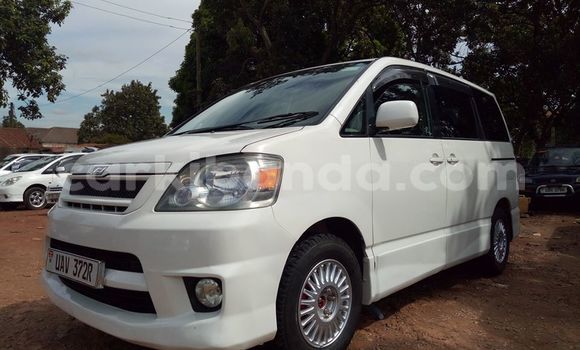Nunua Ilio tumika Toyota Noah Nyeupe Gari ndani ya Kampala nchini Uganda Nunua Ilio tumika Toyota Noah Nyeupe Gari ndani ya Kampala nchini Uganda