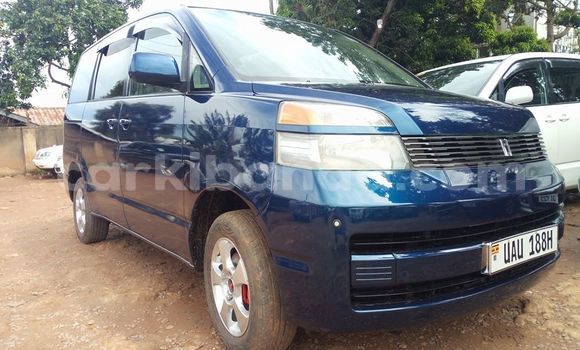 Nunua Ilio tumika Toyota Voxy Bluu Gari ndani ya Kampala nchini Uganda Nunua Ilio tumika Toyota Voxy Bluu Gari ndani ya Kampala nchini Uganda