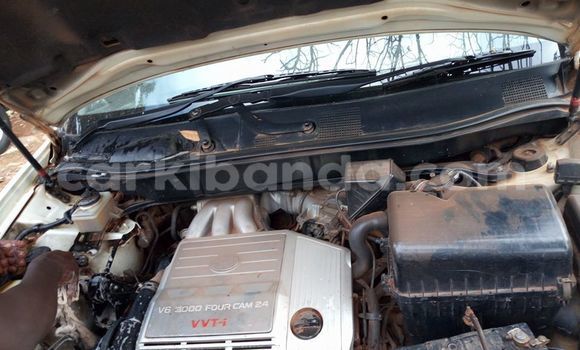 Acheter Occasion Voiture Toyota Harrier Blanc à Kampala, Ouganda Acheter Occasion Voiture Toyota Harrier Blanc à Kampala, Ouganda