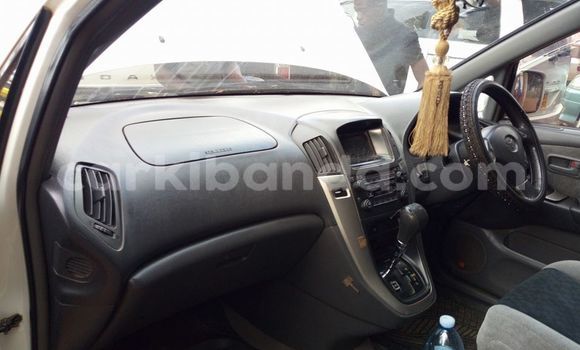 Acheter Occasion Voiture Toyota Harrier Blanc à Kampala, Ouganda Acheter Occasion Voiture Toyota Harrier Blanc à Kampala, Ouganda