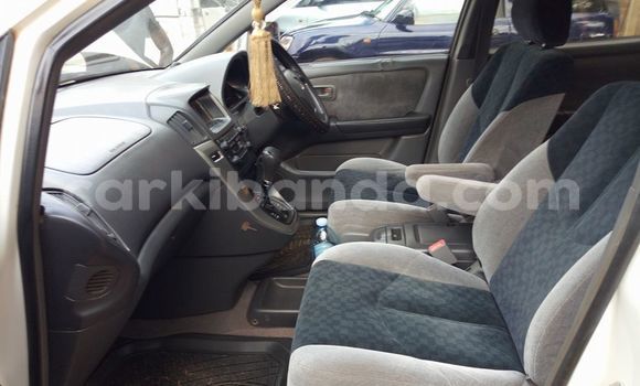 Acheter Occasion Voiture Toyota Harrier Blanc à Kampala, Ouganda Acheter Occasion Voiture Toyota Harrier Blanc à Kampala, Ouganda