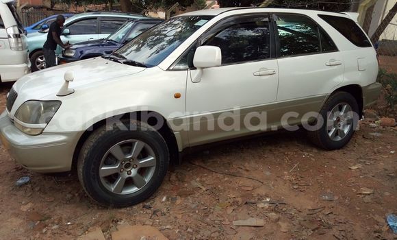 Acheter Occasion Voiture Toyota Harrier Blanc à Kampala, Ouganda Acheter Occasion Voiture Toyota Harrier Blanc à Kampala, Ouganda