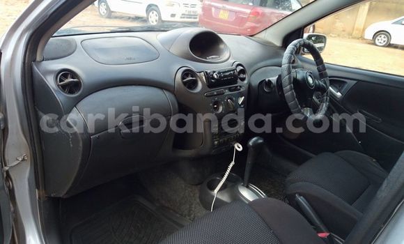 Acheter Occasion Voiture Toyota Vitz Gris à Kampala, Ouganda Acheter Occasion Voiture Toyota Vitz Gris à Kampala, Ouganda